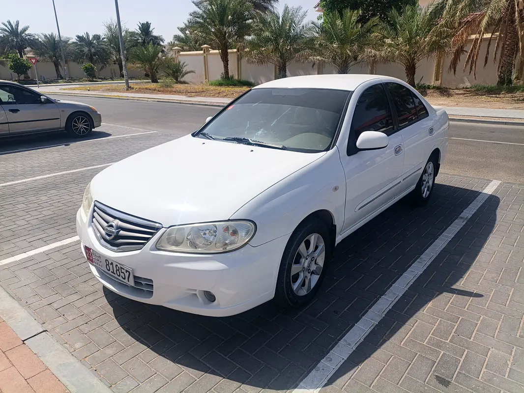 Nissan Sunny 2011 — photo 1 of 9