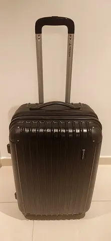 TRACK Medium size 24 inch black lightweight polycarbonate hardshell suitcase - 4 wheels — Excellent!