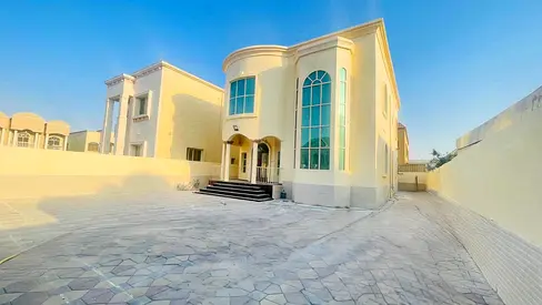 Villa for sale in Al Rawda 1, Ajman. 5 bedrooms, living room, majlis, kitchen, and maid's room.