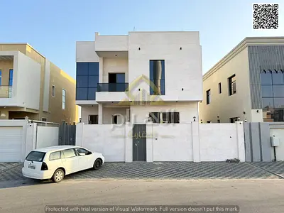 Villa directly from the owner, custom finishing, on a main street close to all services, freehold o