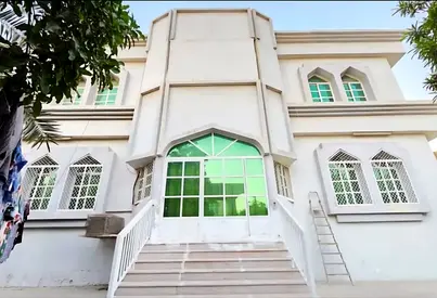 🏡 For sale: Villa in Al Muwaihat 3 – Ajman. 7 master bedrooms + living room + majlis + luxury kitchen + maid's room, ready to move in immediately.
