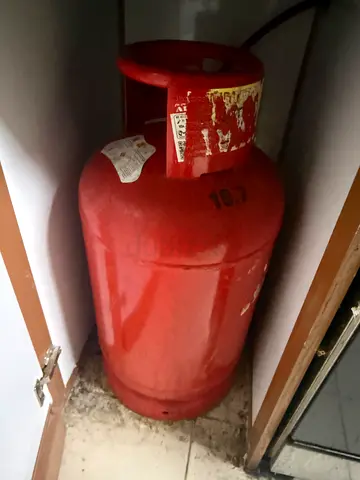 Red LPG Gas Cylinder 10 kg - Good Working Condition with regulator and filled gas