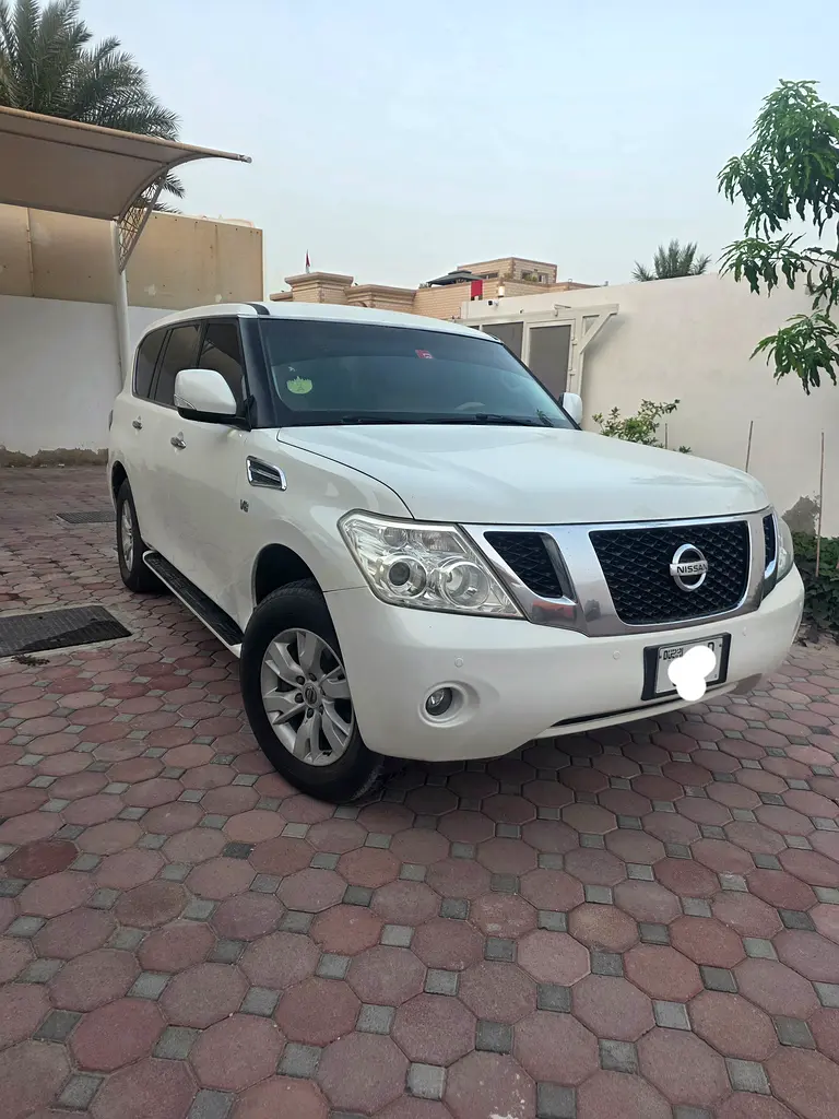 Nissan Patrol 2013 — photo 1 of 10