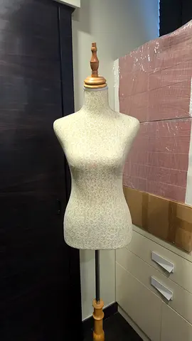 Vintage-style female dress form mannequin for tailoring/display