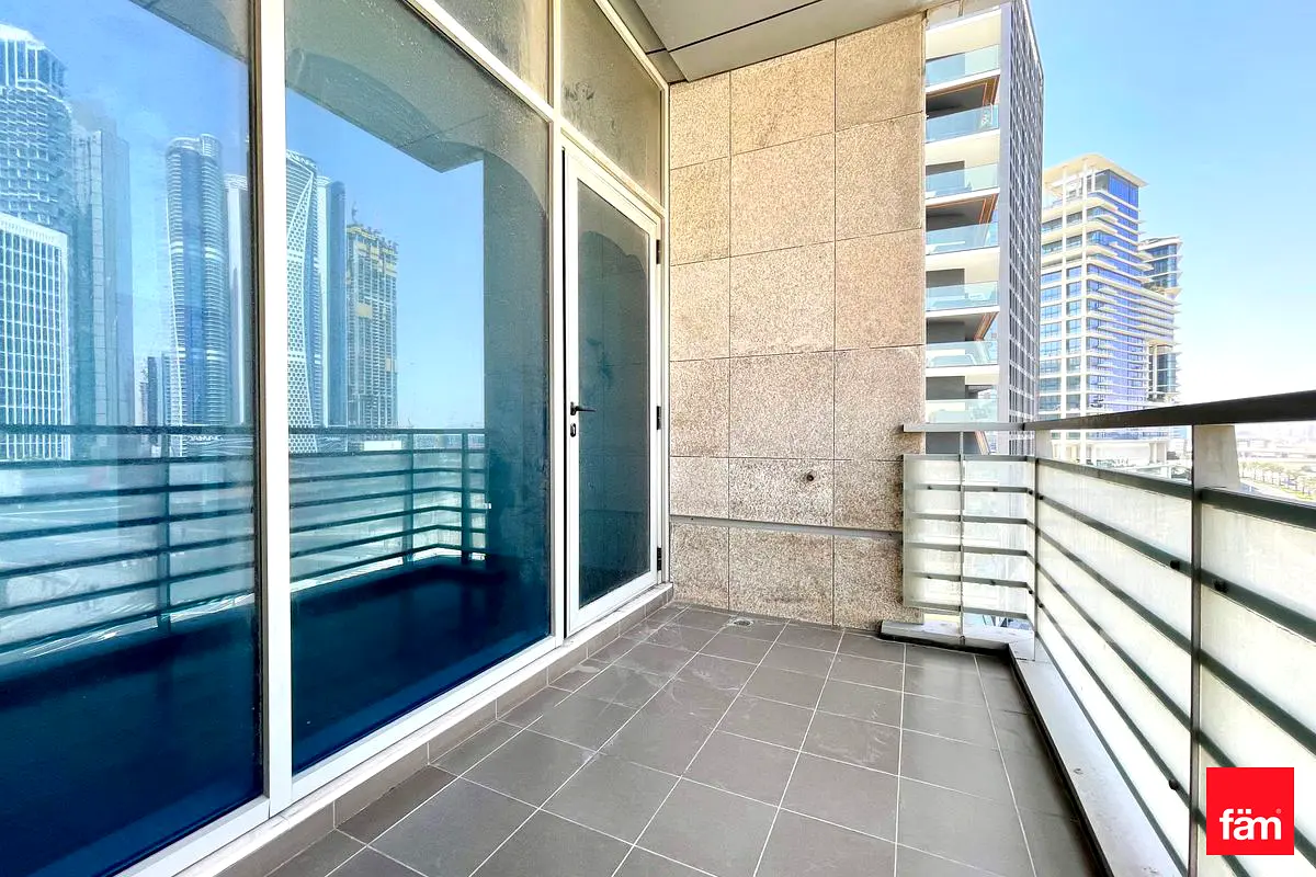 Spacious And Bright Apartment Near The Bus Stop
