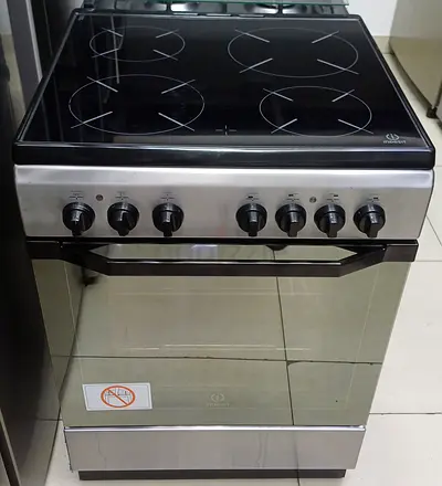 Indesit electric cooker for sell 60by60cm good working
