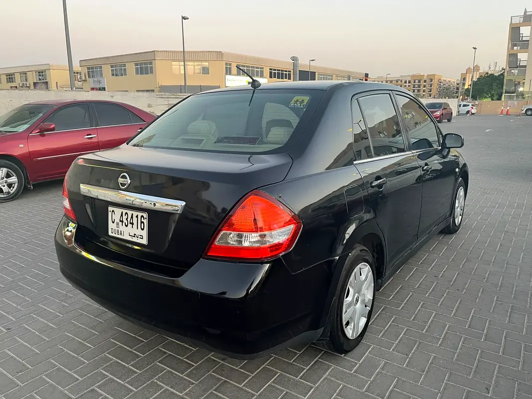 Nissan Tiida 2008 — photo 1 of 9