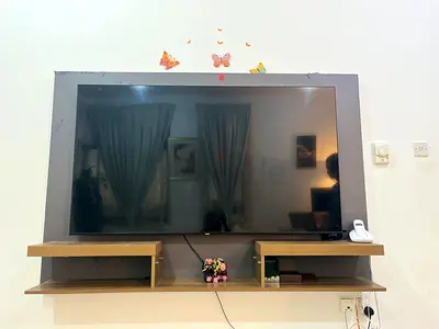65 inch LED TV with Mounting Board (wall-mounted) - Excellent working condition