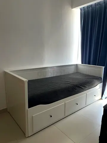 Ikea HEMNES White single daybed with storage drawers - good condition