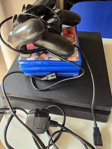 Ps4 with 2 controller and 4 games