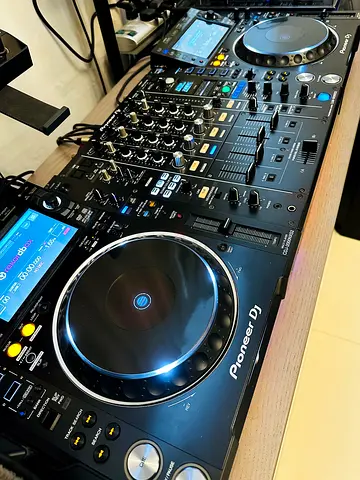 Pioneer CDJ 2000 nxs2 PAIR with DJM 900 nexus2 DJ Mixer