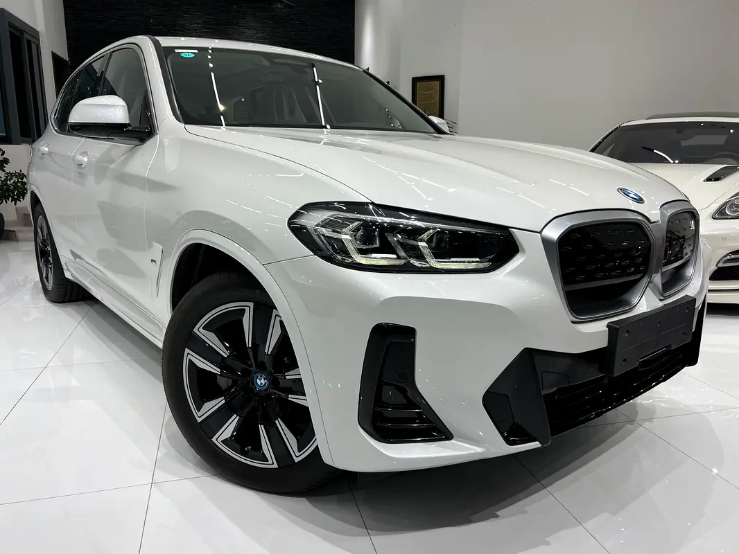 BMW iX3 2024 — photo 1 of 9