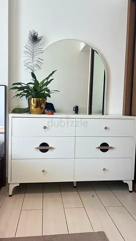 White 6-Drawer Dresser with Arch Mirror - Modern Style
