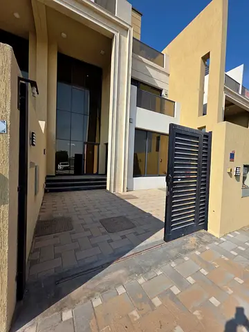 🏡 فيلا (كورنر) للإيجار في الزاهية – سعر مميز جداً 75,000 / 80,000 درهم