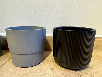 Set of 4 Modern Plant Pots / Planters (Grey  Black)