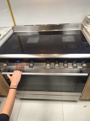 Siemens iQ700 electric cooker