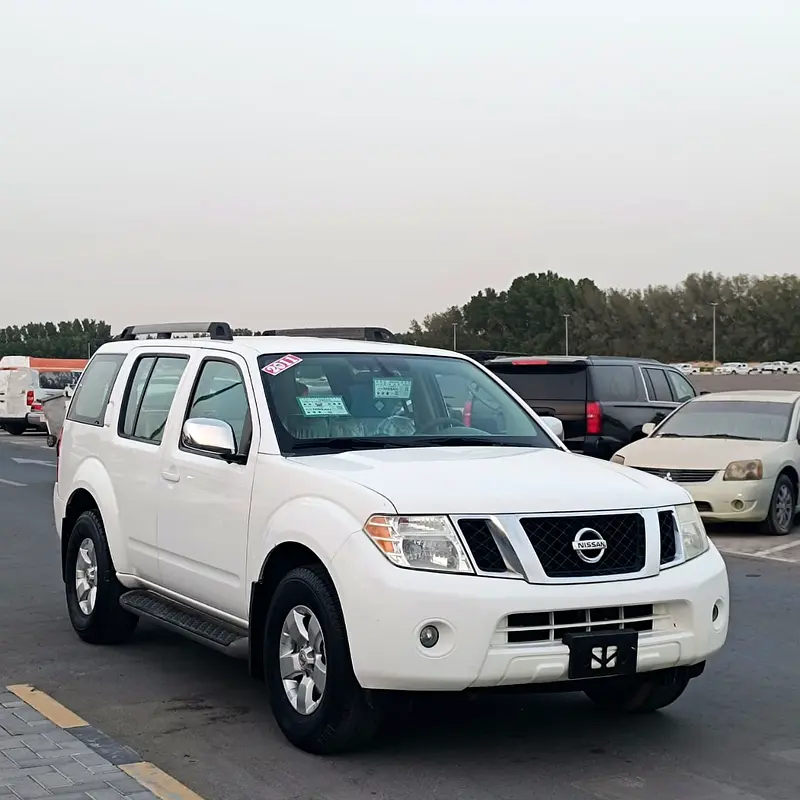 Nissan Pathfinder 2011 — photo 1 of 15