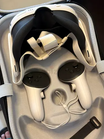 Meta Quest 3 VR Headset with Controllers (White) and a Case - Used only 2-3 Times