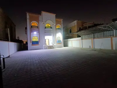 للبيع فيلا في الروضه3 بعجمان 5 غرف ومجلس وصاله مع غرفة خادمه وحوش واسع