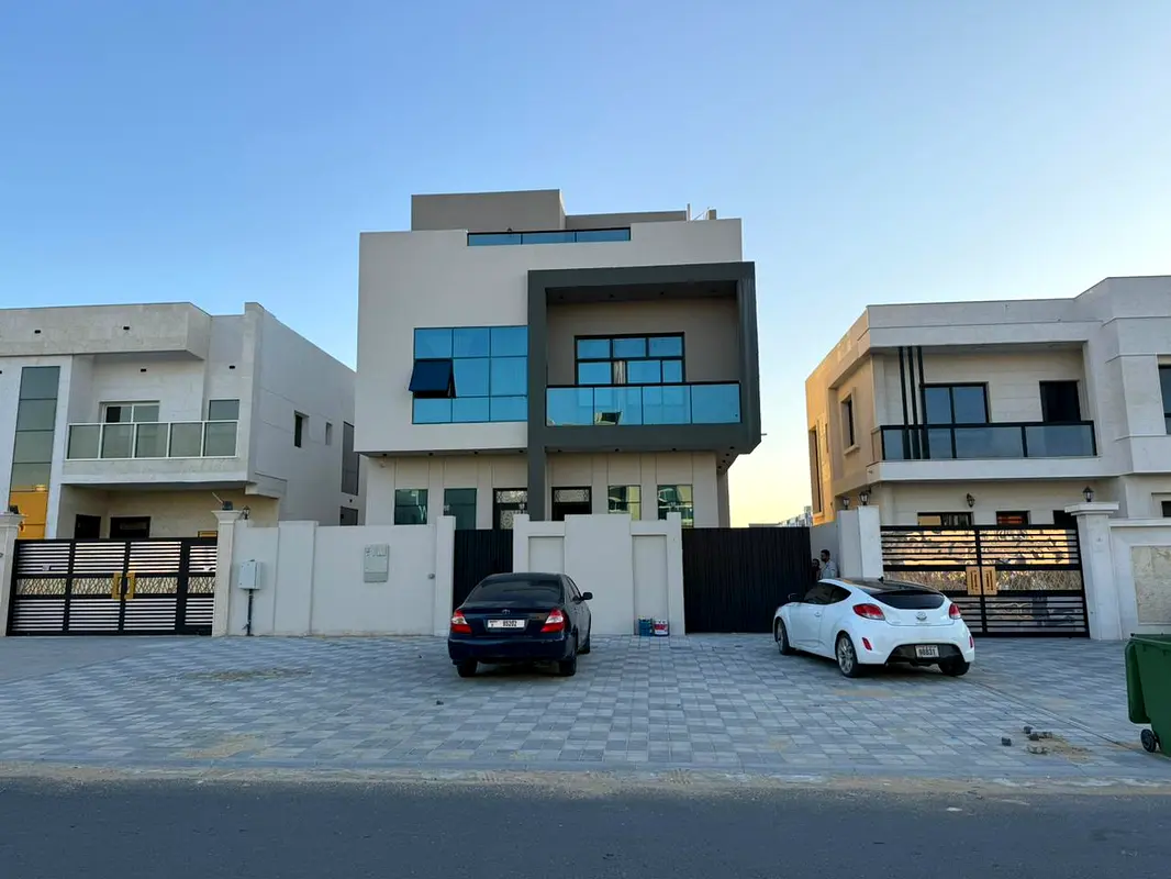 🏡 فيلا للإيجار بالزاهية | 3 طوابق + رووف | 8 غرف ماستر | صالة ومجلس | غرفة خادمة | 10 حمامات | 120,000 درهم – 4 دفعات