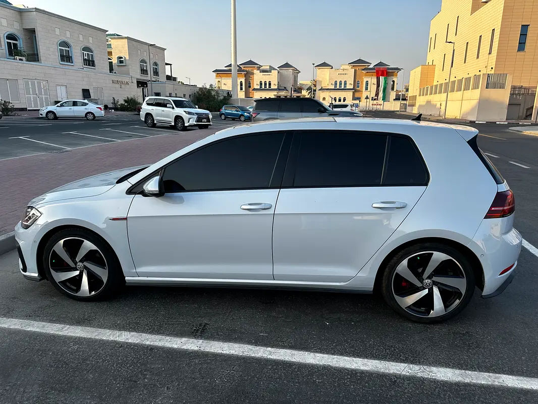 Volkswagen Golf 2019 — photo 1 of 4
