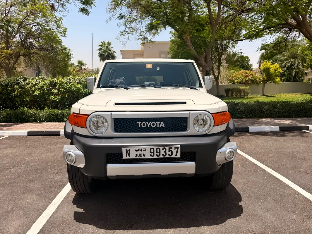 Toyota FJ Cruiser 2015 — photo 1 of 19