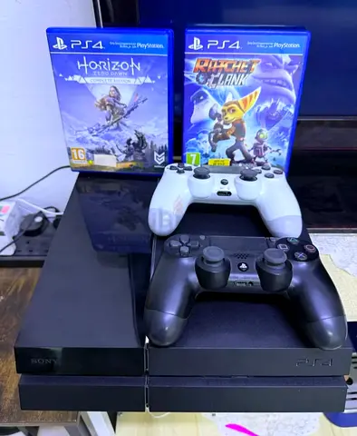 Play station 4 fat with 2 controller 2 Cds games for sale