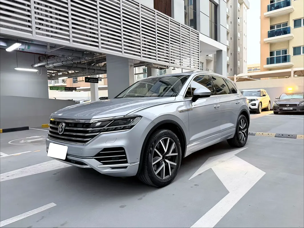 Volkswagen Touareg 2019 — photo 1 of 19