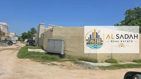 Corner house for sale in Al Ghafiya, with 3 bedrooms, a living room, a majlis, and a kitchen. The area is 2500 square meters. Currently rented for 34,000. Asking price is 500,000.