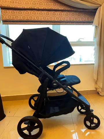 Black chicco new born plus stroller in good condition - lightweight and functional