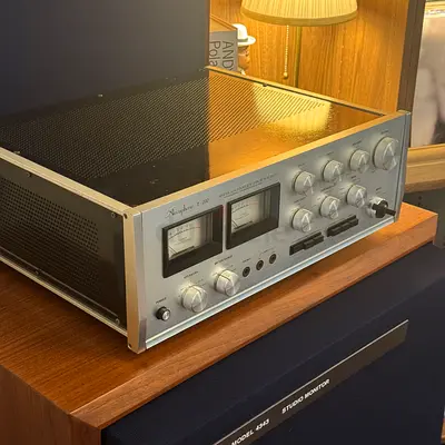 Accuphase E-202 Integrated Amplifier