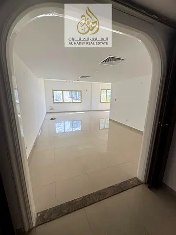 للإيجار في الشارقة – المجاز 2 | شقة 3 غرف وصالة مع غرفة خادمة ماستر وغرفة غسيل وستور | التكييف على المالك | جيم ومسبح | صيانة مجانية طوال فترة الإيجار