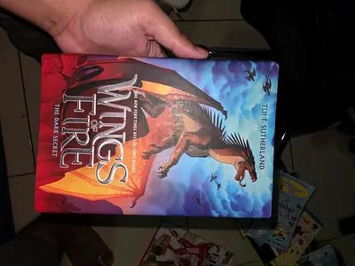 Wings of Fire: The Dark Secret (Tui T. Sutherland) - Hardcover