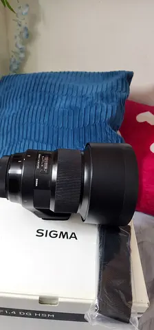 Sigma 105mm f/1.4 Art Lens (Excellent Condition) with Box