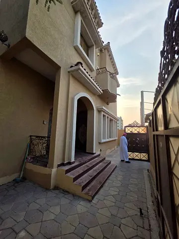 للايجار في الروضه3 فيلا سكني تجاري مكونه من 5 غرف ماستر ومجلس وصاله وغرفة خادمه