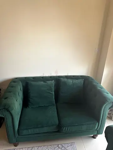 Green tufted 2-seater sofa in good condition