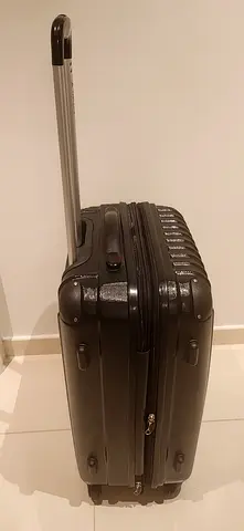 Amazing - TRACK Medium size 24 inch black lightweight polycarbonate suitcase - 4 wheels