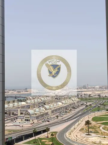 باركن مجاني مع بلكون اطلاله بحريه و خزائن  موقع مميز وحيوي قريب من كل الخدمات وقريب من مخرج دبي