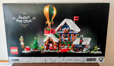 Retired set 10339 - LEGO® Icons Santas Post Office (1440 pcs)
