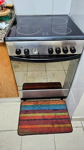 Ariston freestanding electric cooker with glass-ceramic hob and oven