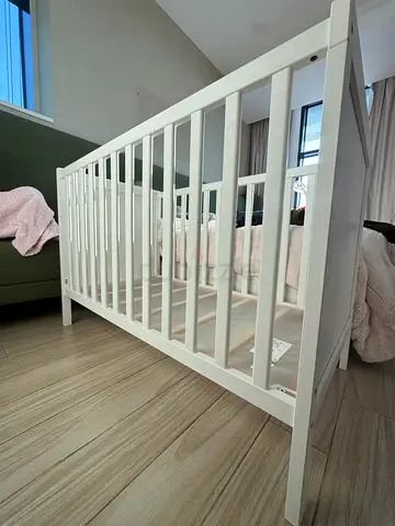 White Wooden Baby Crib (Side Panel) in Good Condition IKEA