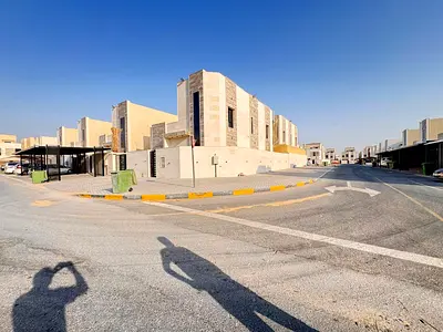 🏡 Corner villa for rent in Al-Haliyo 2 | 4 master bedrooms + large living room + majlis + maid's room with master suite + terrace | 95,000 (two inst