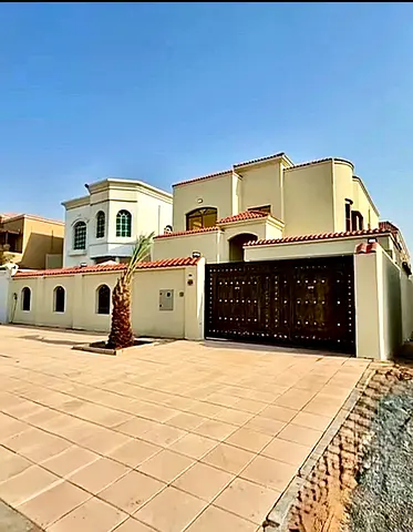 Villa for sale in Al Rawda 2, on a street and alley, 6 years old, next to a mosque, 6 rooms, a majlis, a hall, and a maid's room.