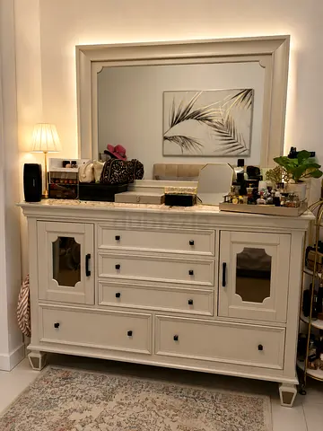 Elegant Cream Wooden Dresser with Large Matching Mirror and 9 storage compartments - Good Condition