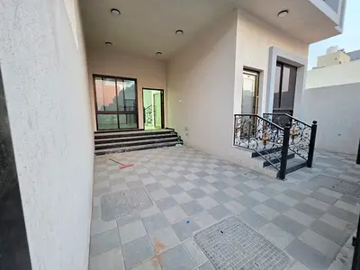 For rent in Al-Haliyo 2 area, prime location: Townhouse villa, five master bedrooms, living room, majlis, main kitchen, maid's room, roof terrace.