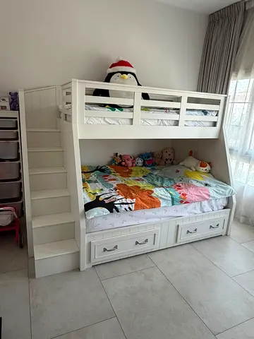 Selling Premium luxury pottery barn bank bed with mattress like new