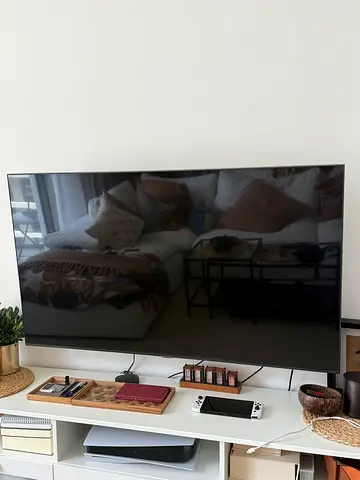 55-inch Samsung LED TV in very good working condition (wall-mounted) with new TV wall mount