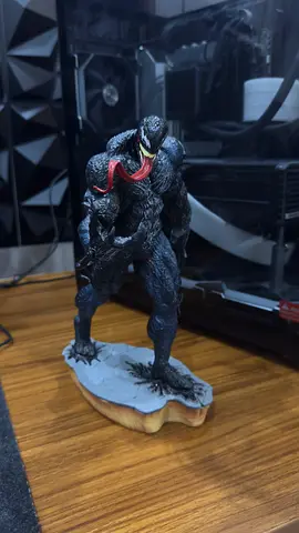 VENOM FIGURE 30cm
