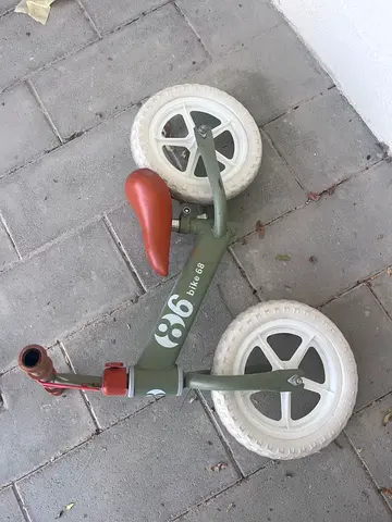Childrens balance bike (no pedals) — used, good frame and wheels