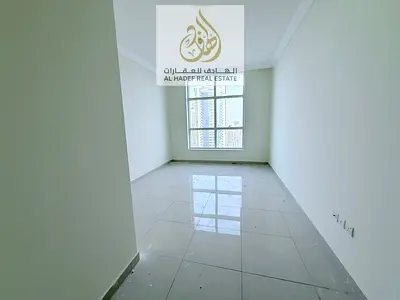 للإيجار السنوي في الشارقة – الخان | شقة 3 غرف وصالة بإطلالة بحرية | التكييف مجاني | باركن مجاني | جيم ومسبح | الدفع على 4 دفعات | شقة عائلية بمساحات و